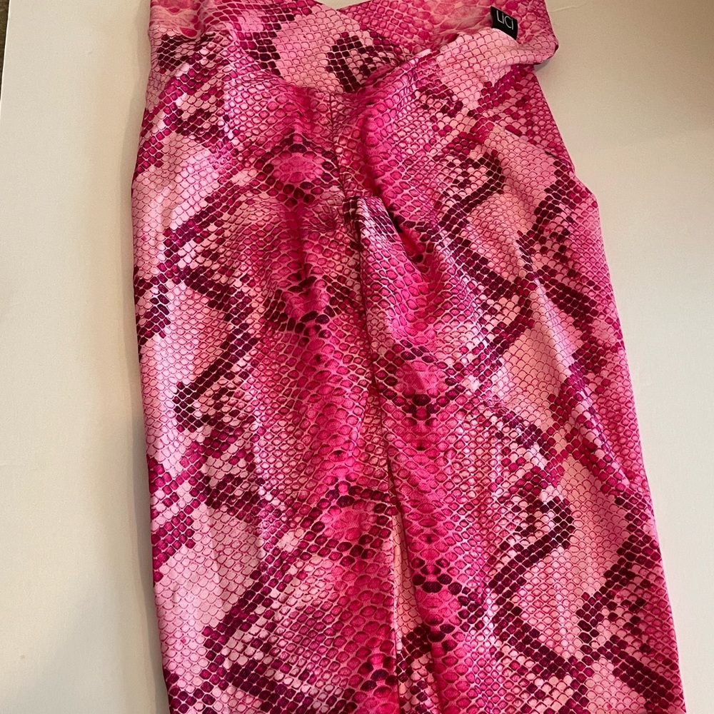 LiCi Fit Barbie boa collection V cut leggings